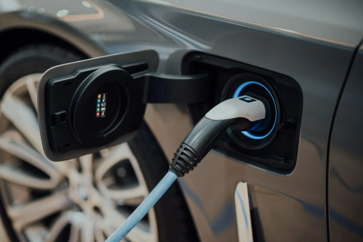 Nabíjecí kabel zapojený do elektromobilu